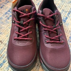 NWT Women’s BOGS Slip Resistant Shale Work Shoes, Plum size 6